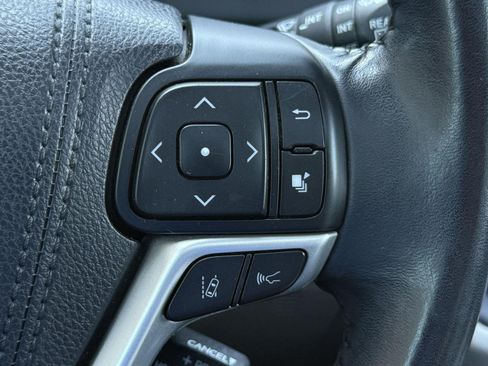 Used 2018 Toyota Highlander XLE AWD/4WD image 37