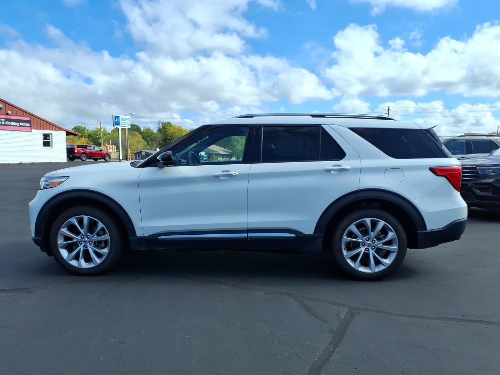 Used 2021 Ford Explorer Platinum w/ Equipment Group 601A AWD/4WD image 2