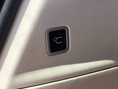 Used 2024 Chrysler Pacifica Limited FWD image 8