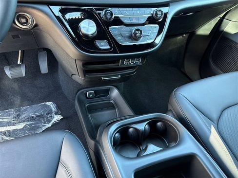 New 2025 Chrysler Voyager LX image 28