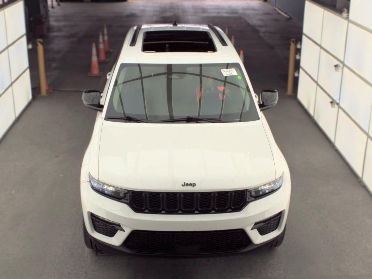 Used 2023 Jeep Grand Cherokee Limited w/ Black Appearance Package AWD/4WD image 5