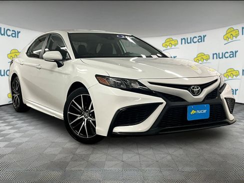 Used 2024 Toyota Camry SE image 1