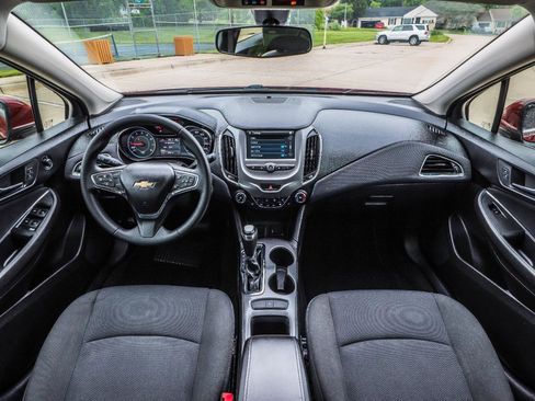 Used 2017 Chevrolet Cruze LT w/ Convenience Package FWD image 2
