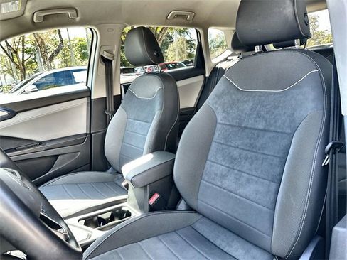 Used 2024 Volkswagen Taos SE image 13