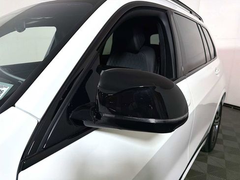 Used 2025 BMW X7 M60i w/ Climate Comfort Package image 30