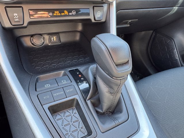 Used 2025 Toyota RAV4 XLE FWD image 22