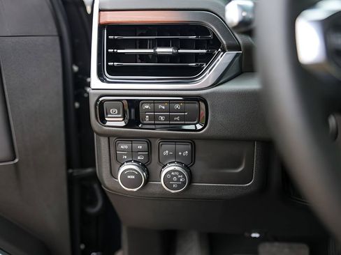 Used 2025 GMC Yukon XL Denali AWD/4WD image 15