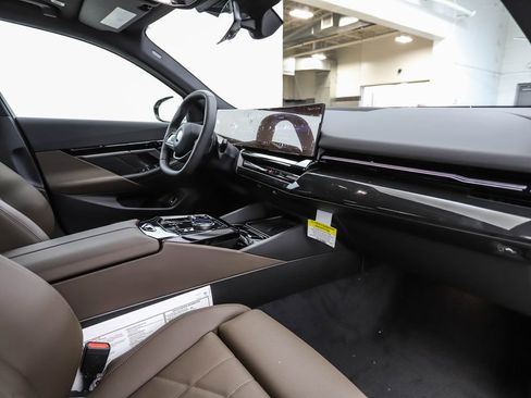 Certified 2025 BMW 530i xDrive 530i xDrive w/ Premium Package image 28