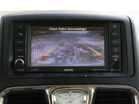 Used 2013 Chrysler Town & Country Touring FWD image 33