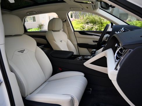 Used 2024 Bentley Bentayga Extended Wheelbase image 23