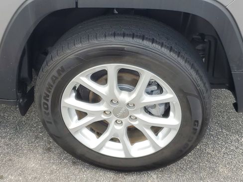 Used 2018 Jeep Cherokee Latitude image 5