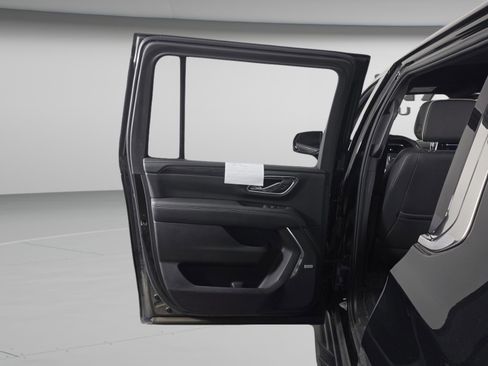 Used 2022 GMC Yukon XL SLT w/ SLT Luxury Package image 17