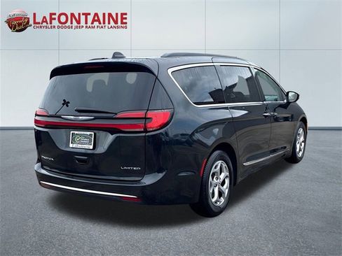 Used 2023 Chrysler Pacifica Limited image 7