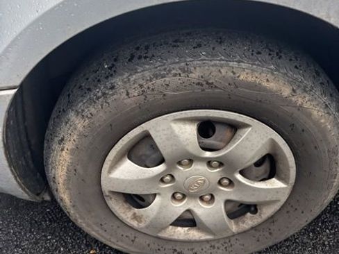 Used 2008 Kia Sedona LX image 3