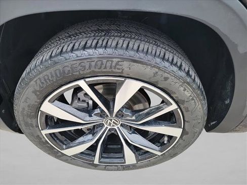 Used 2024 Volkswagen Atlas SEL Premium R-Line image 9