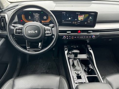 Used 2024 Kia Sorento S image 2