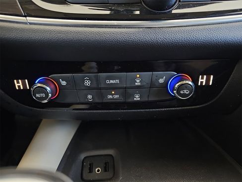 Used 2019 Buick Enclave Essence image 22