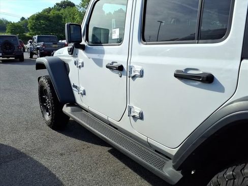 Used 2024 Jeep Wrangler Unlimited AWD/4WD image 11