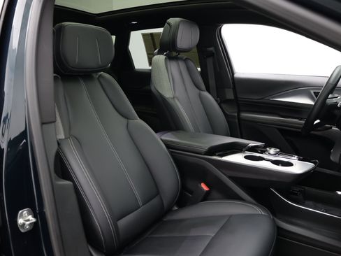 Used 2024 Cadillac Lyriq Tech RWD image 38