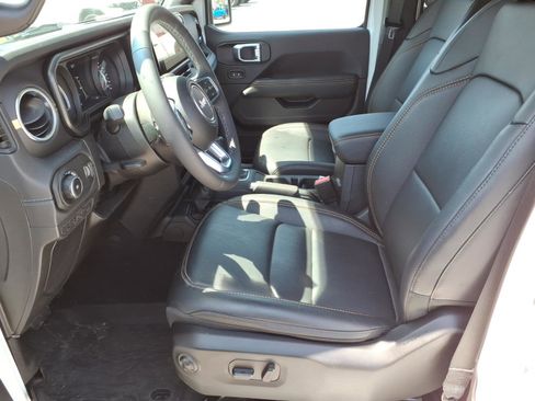 Used 2025 Jeep Wrangler Unlimited Sahara AWD/4WD image 13