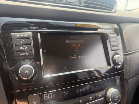 Used 2018 Nissan Rogue SV FWD image 37