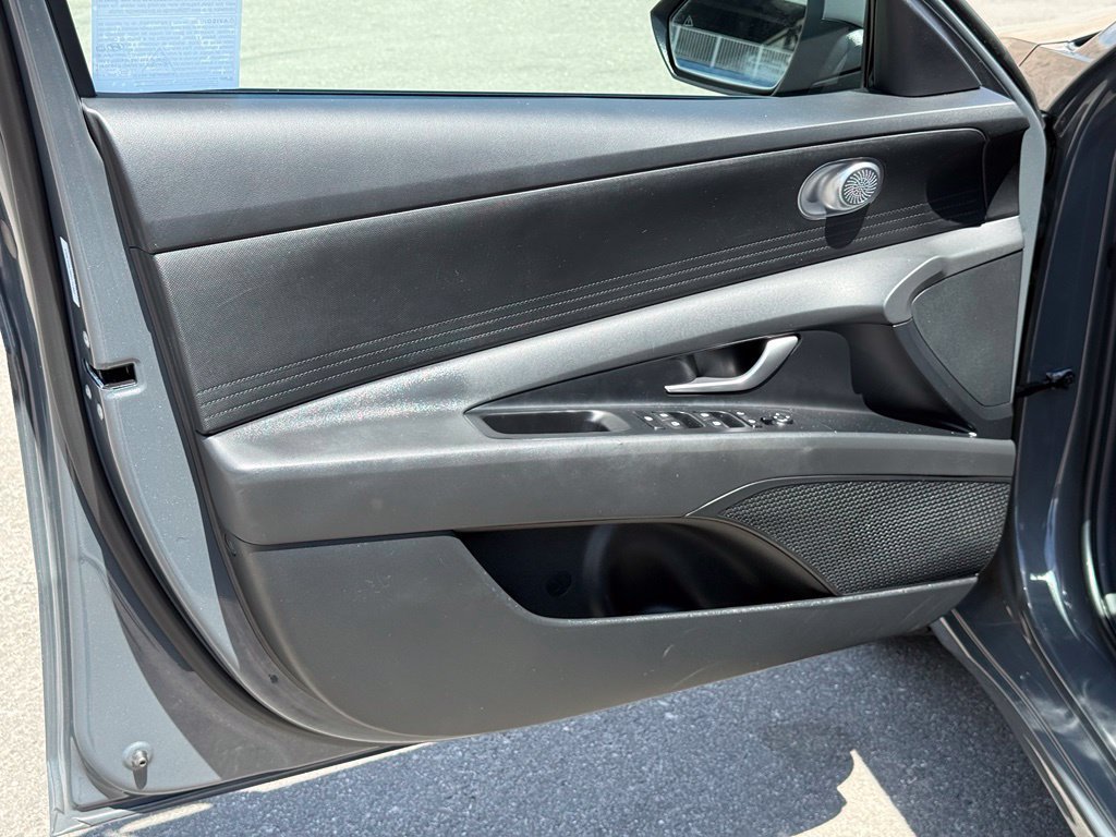 Used 2025 Hyundai Elantra Hybrid FWD image 15