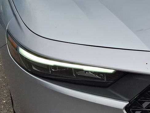 Certified 2025 Honda Accord SE image 9