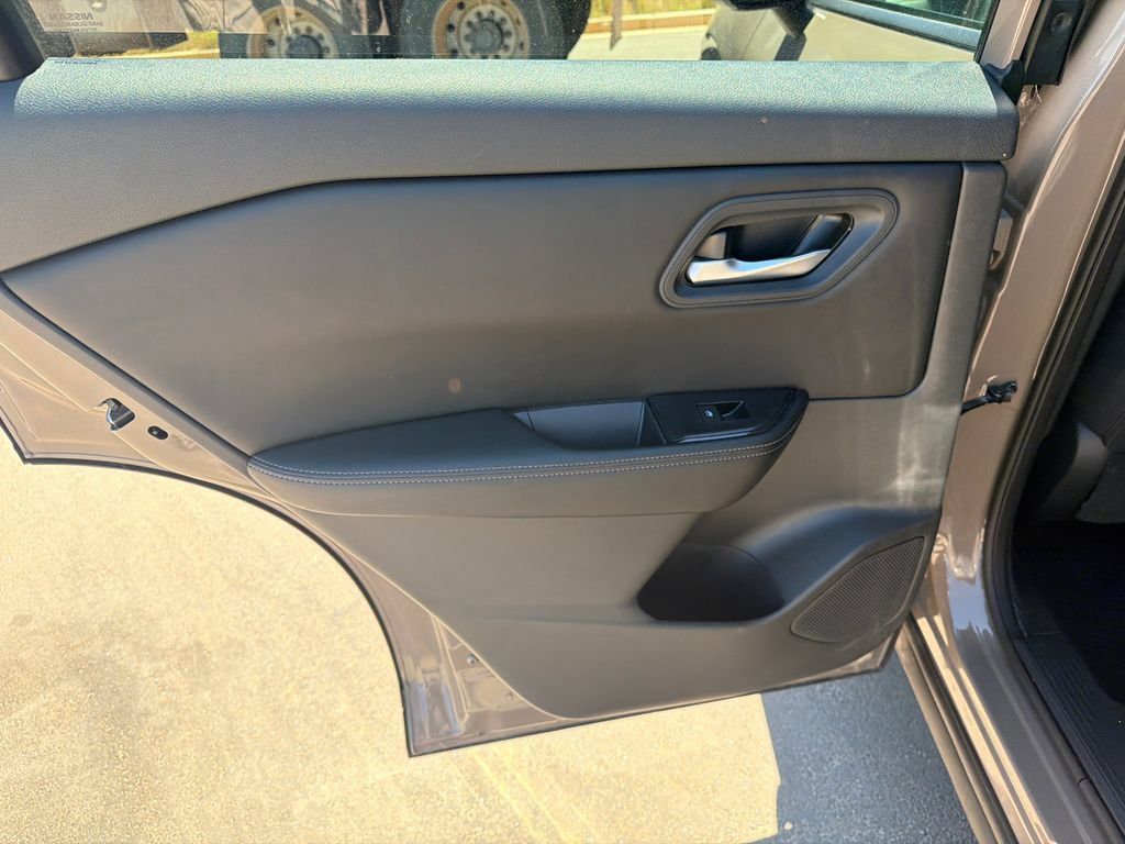 Used 2025 Nissan Rogue SV AWD/4WD image 21
