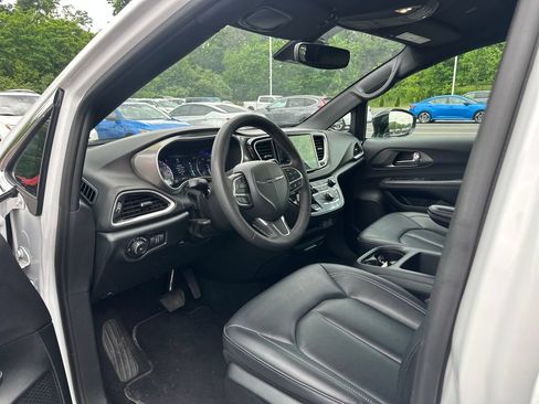 Used 2025 Chrysler Pacifica Select FWD image 9