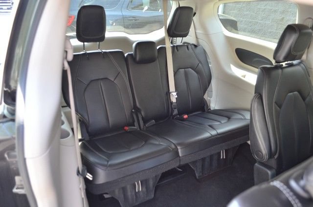 Used 2023 Chrysler Pacifica Touring-L FWD image 34