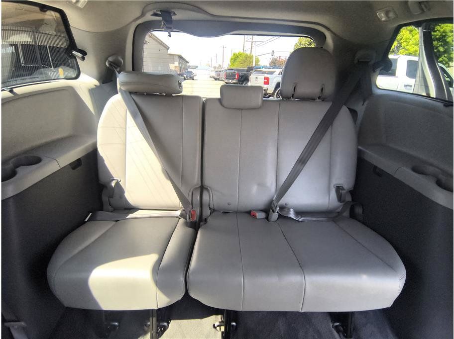 Used 2015 Toyota Sienna XLE FWD image 11