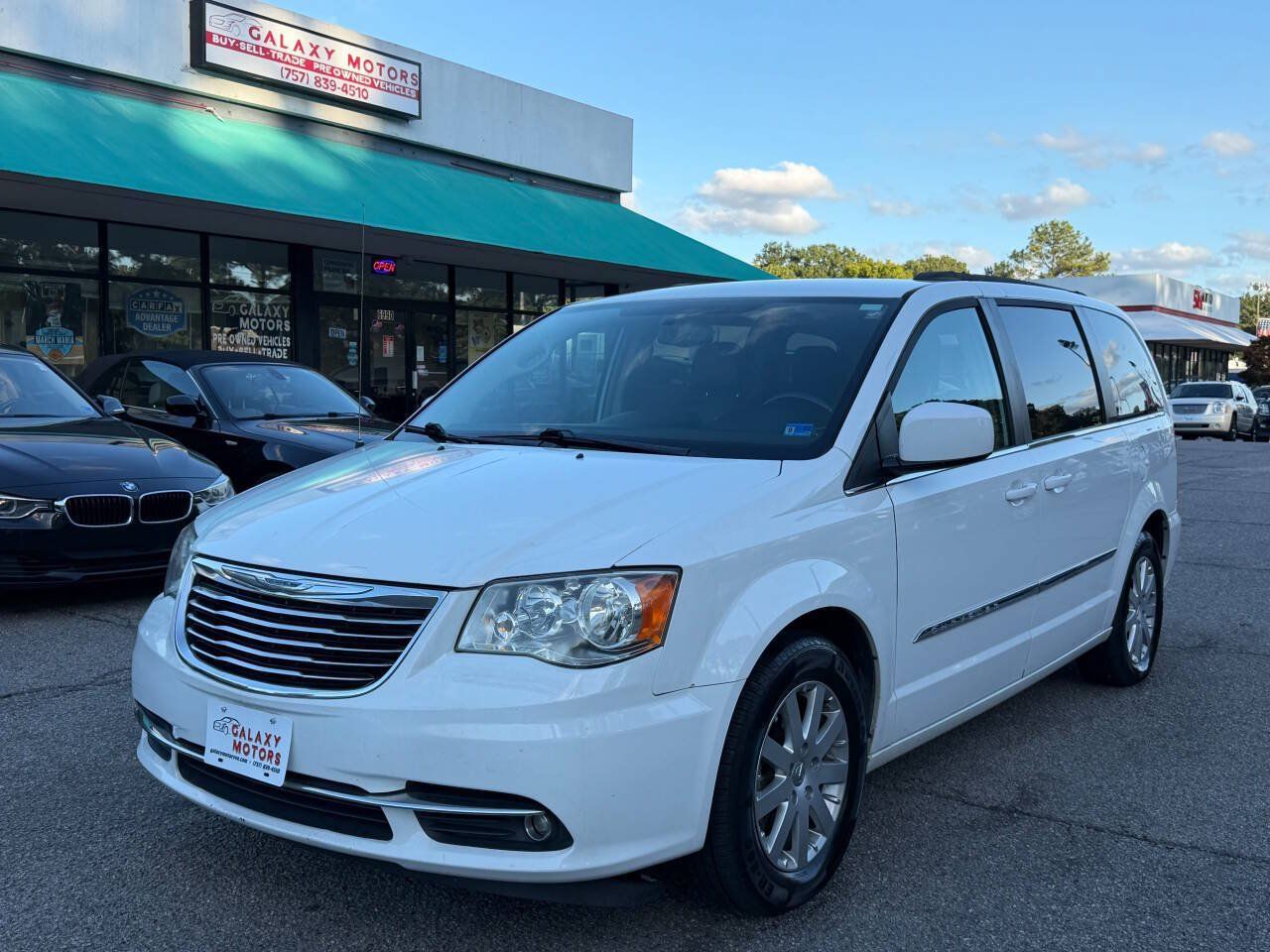 Used 2016 Chrysler Town & Country Touring FWD image 1