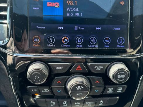 Used 2019 Jeep Grand Cherokee Altitude image 17