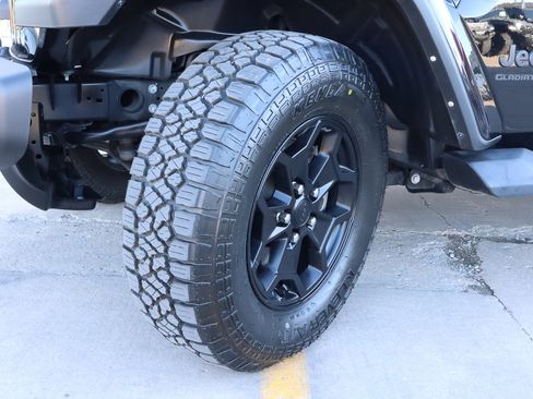 Used 2023 Jeep Gladiator Willys image 20