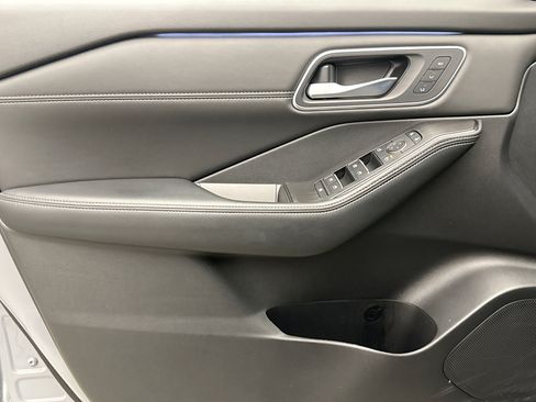 Used 2025 Nissan Rogue Platinum w/ Platinum Premium Package FWD image 9