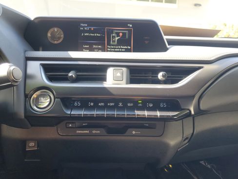 Certified 2022 Lexus UX 200 image 24