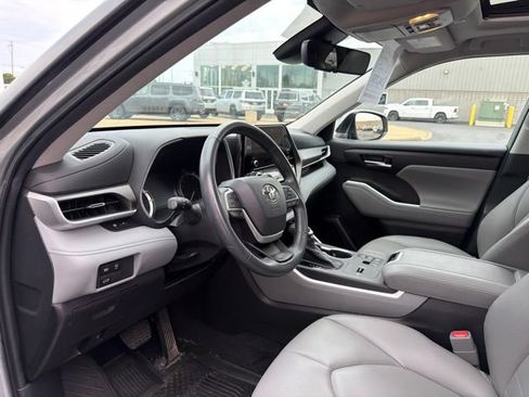 Used 2023 Toyota Highlander XLE FWD image 16
