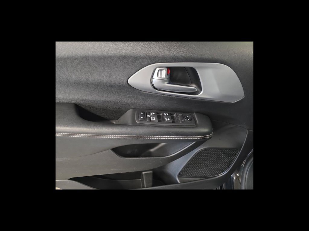 Used 2018 Chrysler Pacifica Touring-L Plus FWD image 12