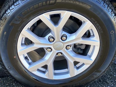 Used 2022 Jeep Grand Cherokee Limited image 31