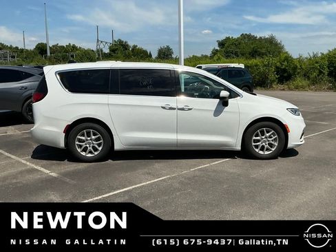 Used 2023 Chrysler Pacifica Touring-L FWD image 8