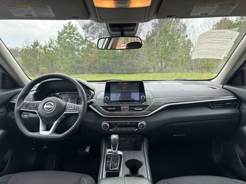 Used 2025 Nissan Altima 2.5 SV FWD image 15
