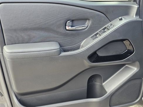 Used 2023 Nissan Frontier SV w/ Midnight Edition Package image 13