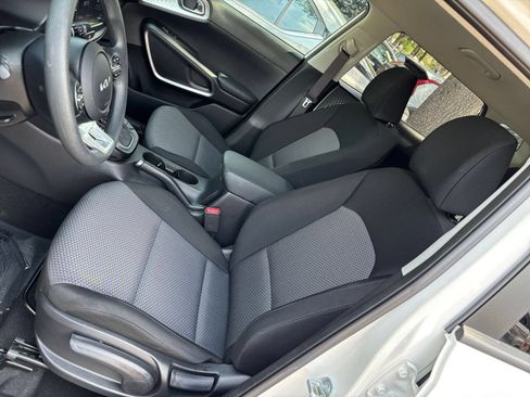 Used 2025 Kia Soul LX w/ LX Technology Package FWD image 33