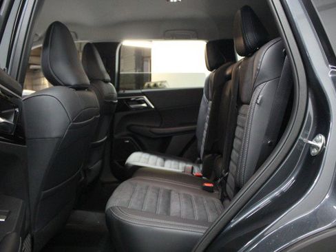 New 2025 Mitsubishi Outlander SE image 24