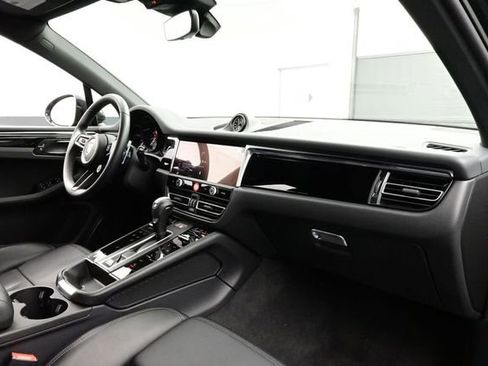 Certified 2025 Porsche Macan AWD/4WD image 18