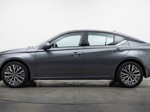 Used 2025 Nissan Altima 2.5 SV FWD image 5
