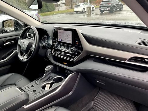 Used 2024 Toyota Highlander XLE image 14