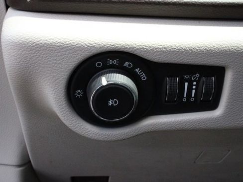 Used 2018 Chrysler Pacifica Touring-L FWD image 20
