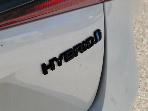 Used 2020 Toyota Prius LE w/ Carpet Mat Package image 7