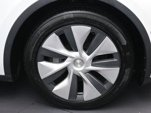 Used 2021 Tesla Model Y Long Range AWD/4WD image 32